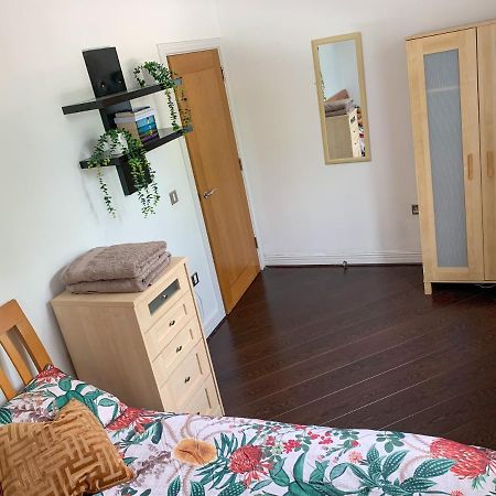 Room In Stratford With Private Bathroom And Parking Londra Esterno foto