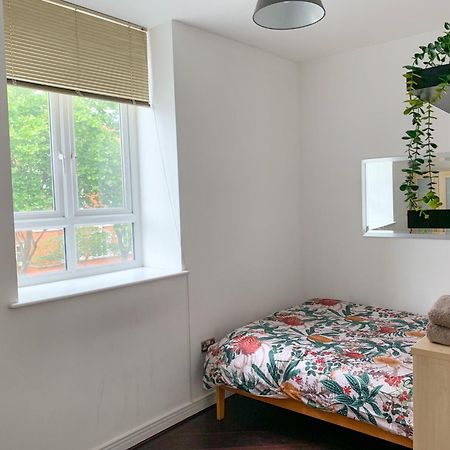 Room In Stratford With Private Bathroom And Parking Londra Esterno foto