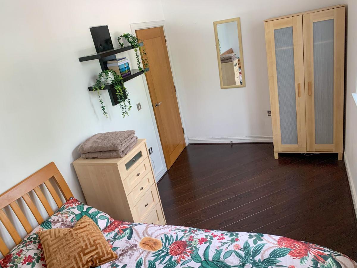 Room In Stratford With Private Bathroom And Parking Londra Esterno foto
