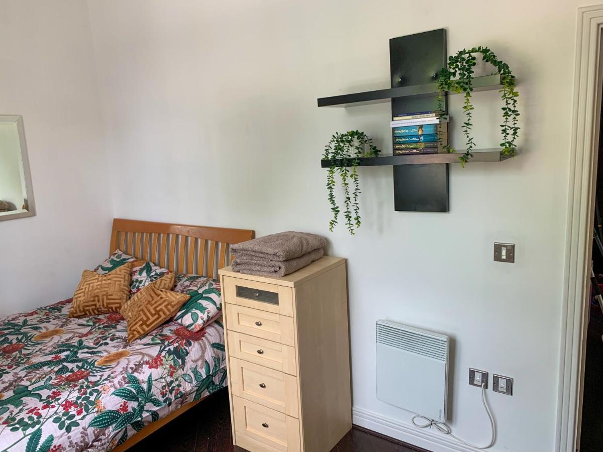 Room In Stratford With Private Bathroom And Parking Londra Esterno foto