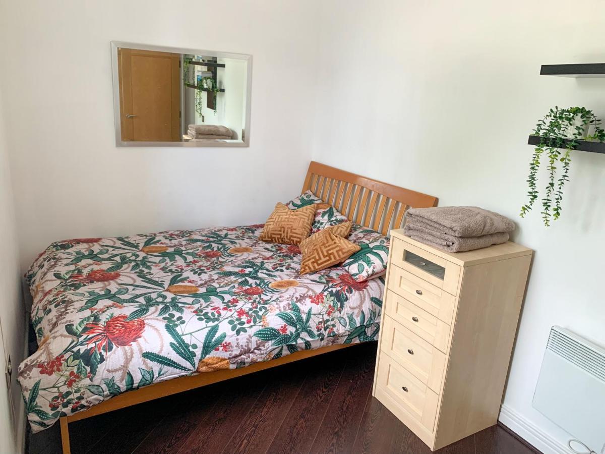 Room In Stratford With Private Bathroom And Parking Londra Esterno foto