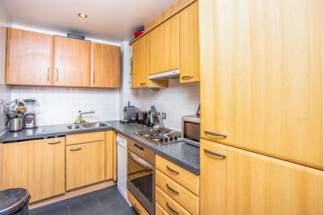 Room In Stratford With Private Bathroom And Parking Londra Esterno foto
